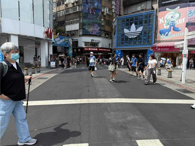 西門徒步區街區發展促進會理事長劉家鑫表示，有很多觀光客詢問「彩虹怎麼不見了？」。（圖／中國時報張珈瑄攝）