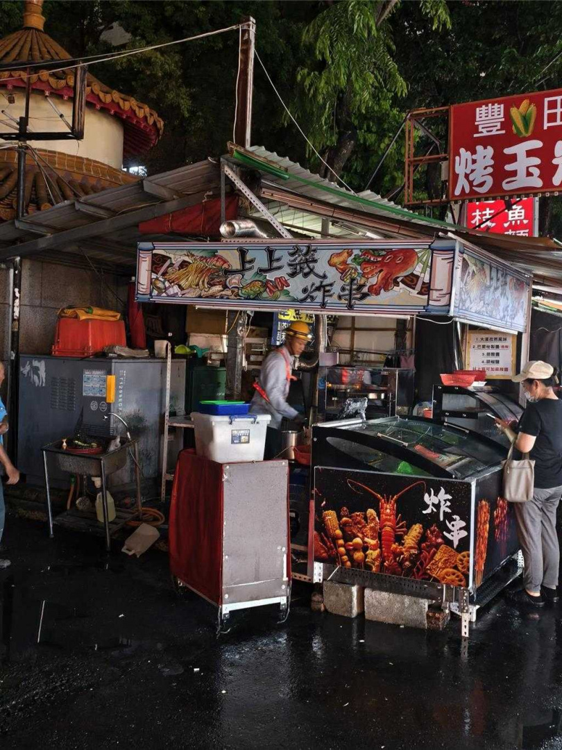 高雄市鳳山區五甲地區今（25）日晚間8時許發生大規模停電，疑似變電箱爆炸冒煙導致，共有907戶受影響。（圖／網友翁小書授權提供）