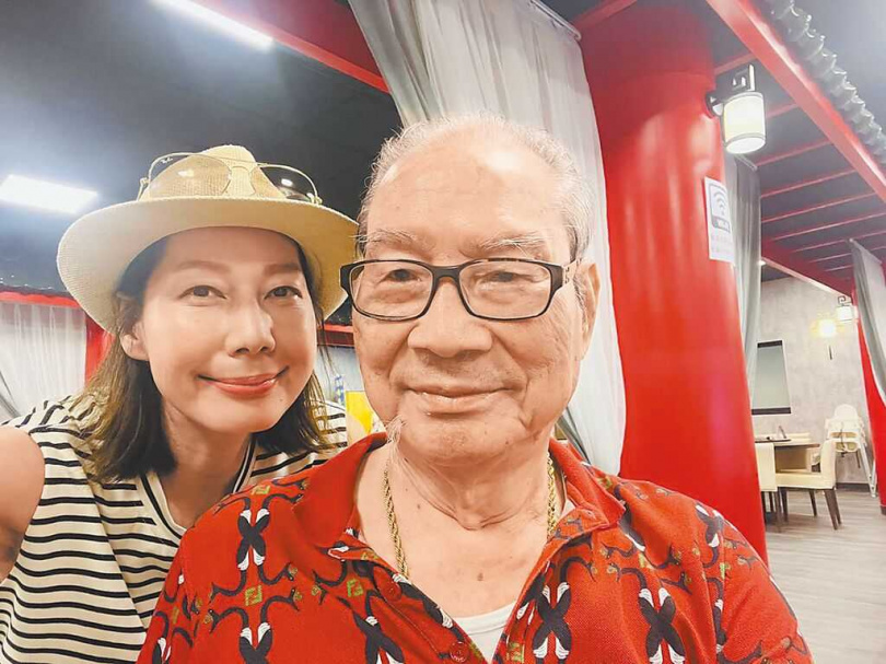 丁寧(左)和爸爸感情越來越好。(圖/摘自臉書)