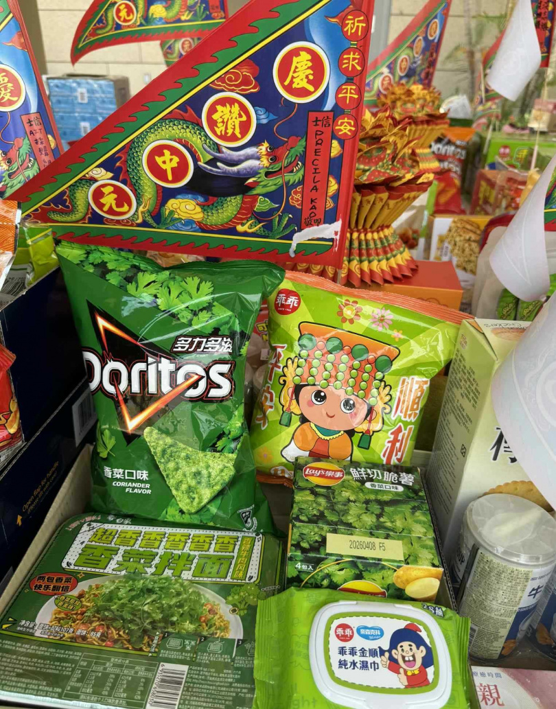 供品桌上竟出現超難搶的香菜口味多力多滋，還有經典零食綠色乖乖，以及印有「美國『愛台』協會」字樣的啤酒、素三牲等。(圖／擷取自FB，美國在台協會）