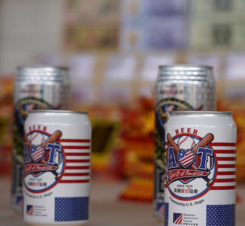 供品桌上竟出現超難搶的香菜口味多力多滋，還有經典零食綠色乖乖，以及印有「美國『愛台』協會」字樣的啤酒、素三牲等。(圖／擷取自FB，美國在台協會）