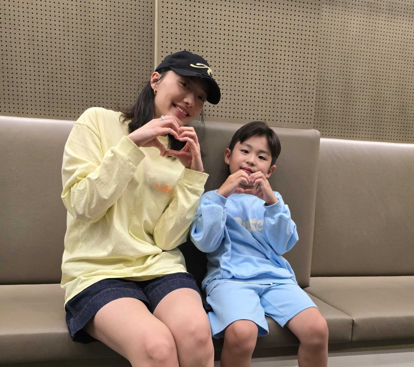 蔡思韵跟片中飾演兒子的童星相處培養感情，兩人不時自拍、擺出可愛表情。（圖／MOM production limited 提供）