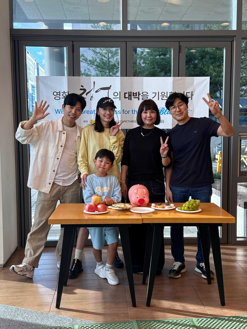 蔡思韵（左2）參與電影《Bluefish》，與韓國演員池承炫（左）、導演李相勳（右）及劇中童星合照。（圖／MOM production limited 提供）