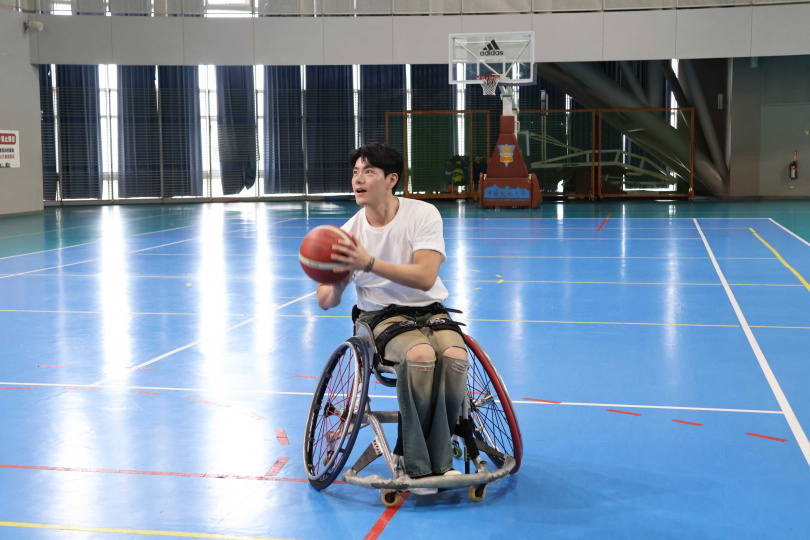 李程彬體驗輪椅籃球。（圖／東旭九翔）