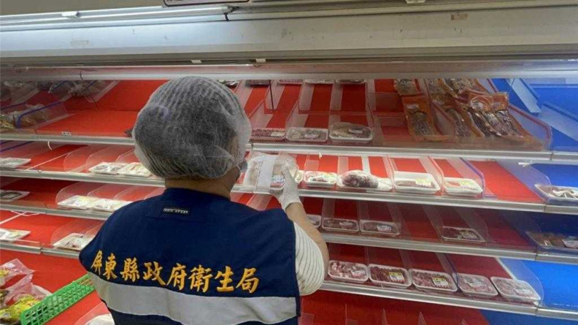 針對百威「黑心大腸」，屏東衛生局6日表示，除已命業者暫停作業及停止販賣、並封存疑似問題產品1萬1664公斤外，從5日起也針對市場、餐廳等通路加強稽查。（圖／屏縣府提供）