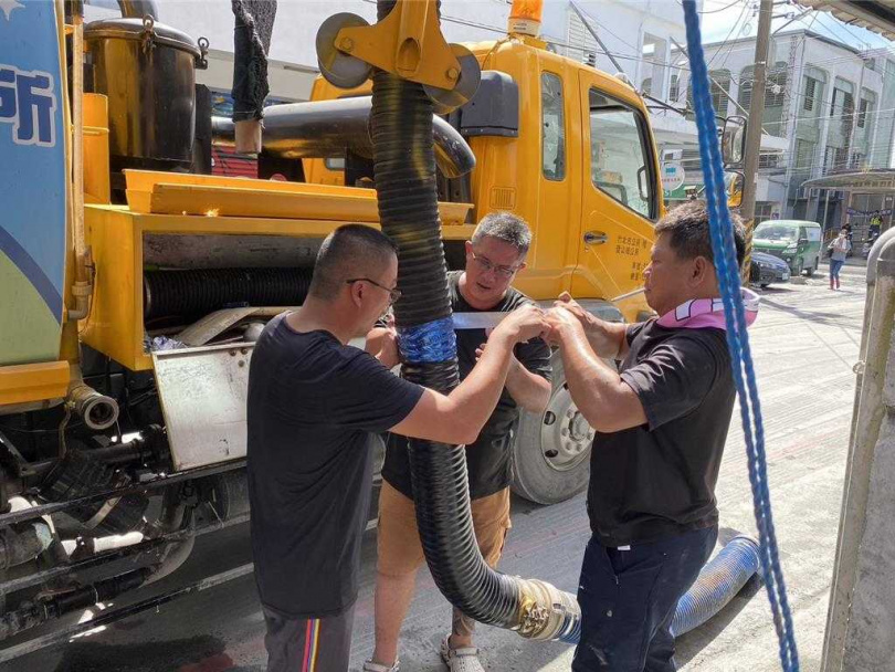 寶山鄉公所8名清潔隊員與寶山青年志工，在國慶連假期間到花蓮協助救災。（圖／寶山鄉公所提供）