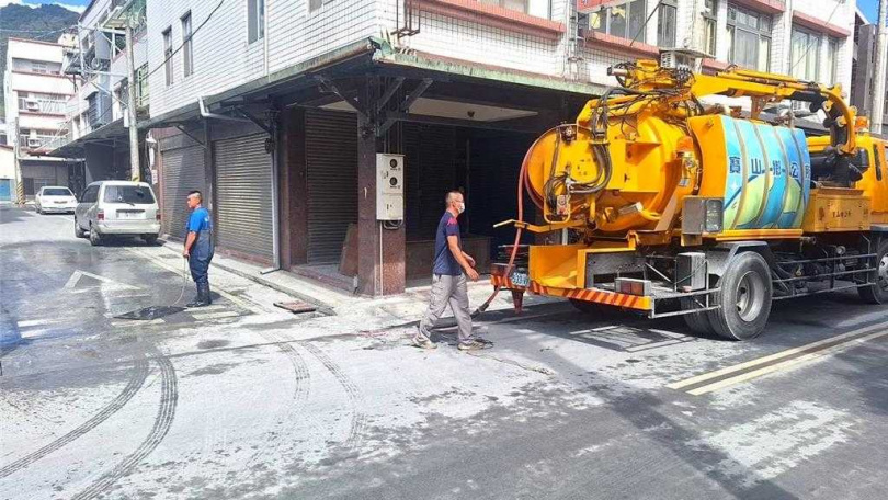 寶山鄉公所清潔隊在光復市區協助清淤、收垃圾。（圖／寶山鄉公所提供）