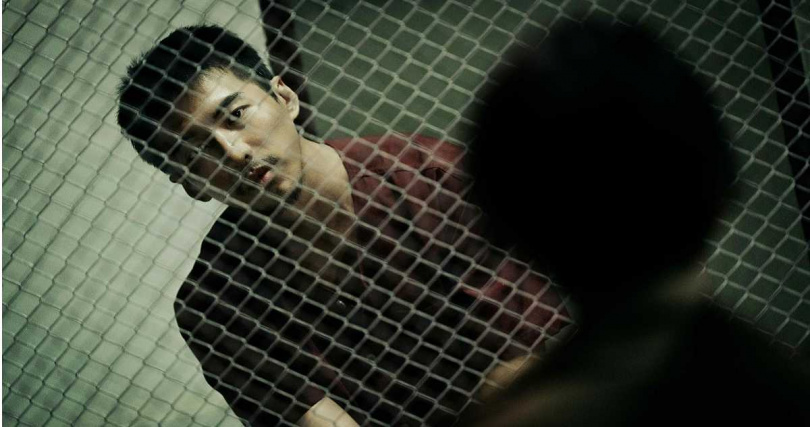 傅孟柏挑戰演出喪盡天良的詐騙首腦。（圖／Netflix提供）