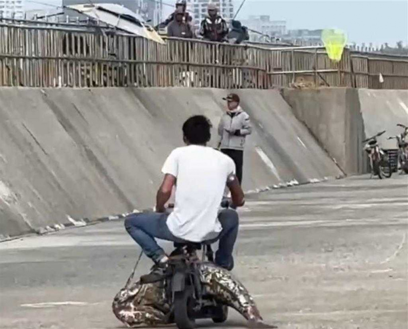 馮仕學騎上電動車將釣上的龍膽石斑載往停車場。（圖／民眾提供／郭良傑台南傳真）