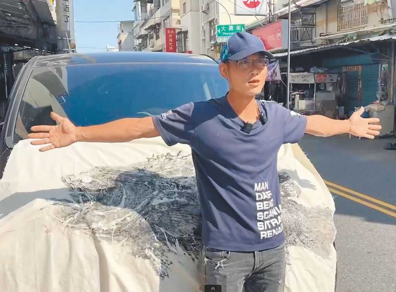 釣起「怪物級」龍膽石斑後，馮仕學將特別做成「魚拓」儲存紀錄。（圖／民眾提供／郭良傑台南傳真）