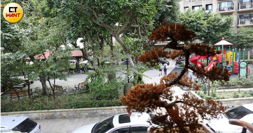 陳宏一導演帶著記者實際走訪位於大安區全安里的工作室，從屋內2樓往窗外看，公園綠樹美景清晰可見，環境相當優美。（圖／方萬民攝）