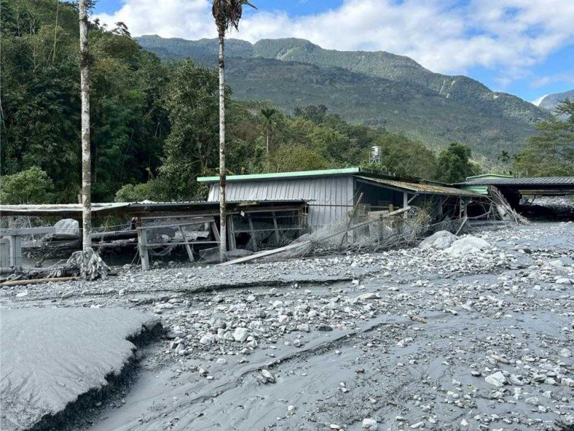 花蓮馬太鞍溪水22日無預警突然暴漲，滾滾泥水直接淹沒光復鄉吉利潭的1家農戶，淤泥高達1層樓，周邊的放置的農機具、種植的農作物與養殖的家畜全都被埋沒。（圖／許嘉倫提供）