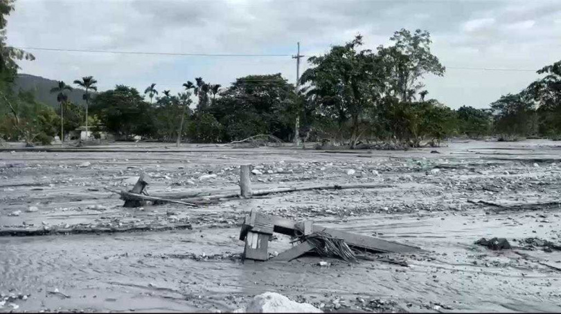 花蓮馬太鞍溪水22日無預警突然暴漲，滾滾泥水直接淹沒光復鄉吉利潭的1家農戶，淤泥高達1層樓，周邊的放置的農機具、種植的農作物與養殖的家畜全都被埋沒。（圖／許嘉倫提供）