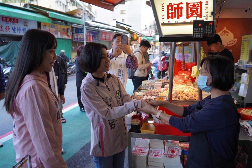 民進黨立委黃捷表示，劉品妡雖然年輕，卻擁有扎實的政治幕僚歷練，期盼她未來能走入市議會，為更多市民提供專業服務。（圖／翻攝自劉品妡臉書）