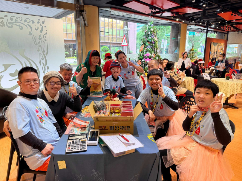 樂山教養院的院長（左二）、教保老師（右四）與院生、香華天品牌總監張翠芳（左四）。（圖／香華天）