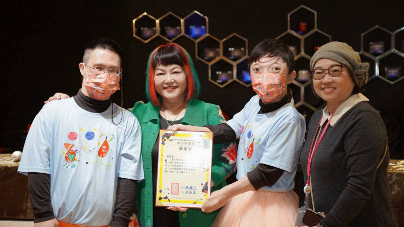 吳淑惠院長（右一）致贈感謝狀予張翠芳總監（左二）。（圖／香華天）