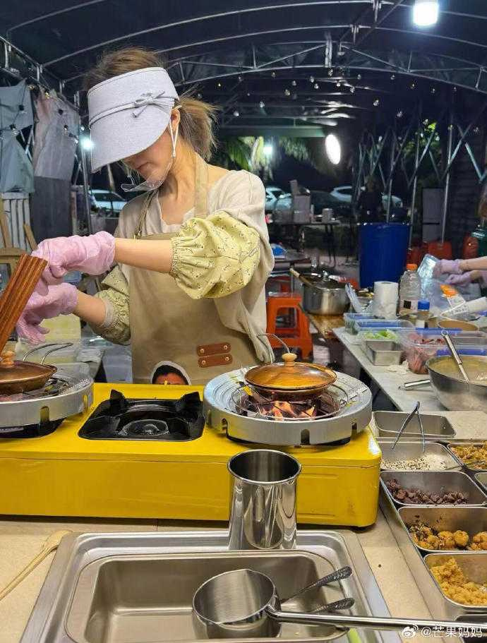 趙露思擺攤賣蛋糕。(圖/翻攝微博/芒果媽媽)