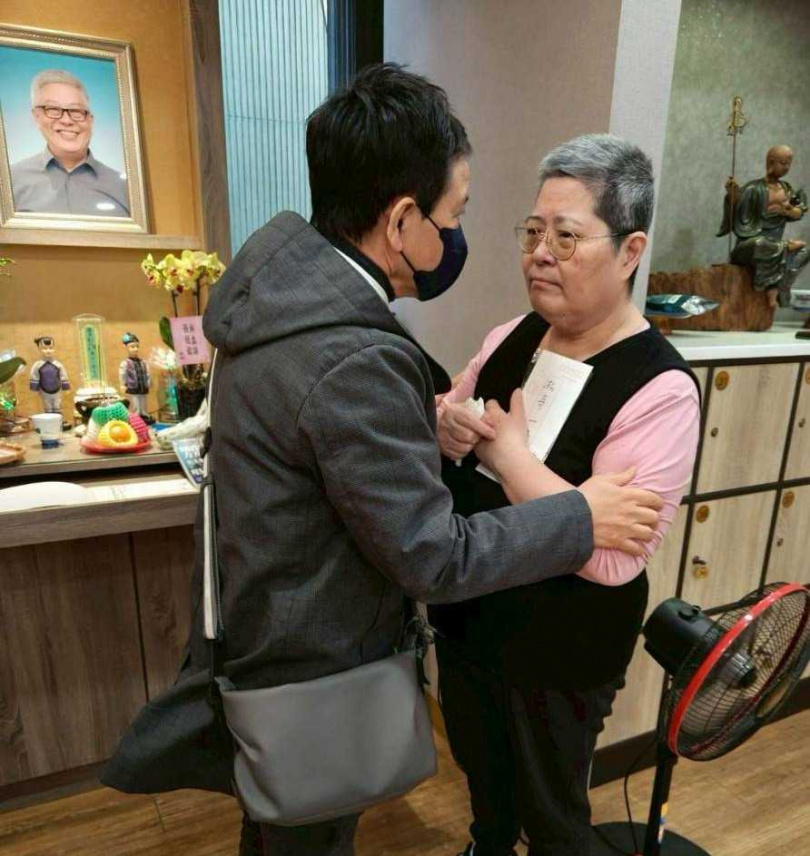 金鐘主持陳凱倫到場致哀。（圖／翻攝自陳凱倫臉書）