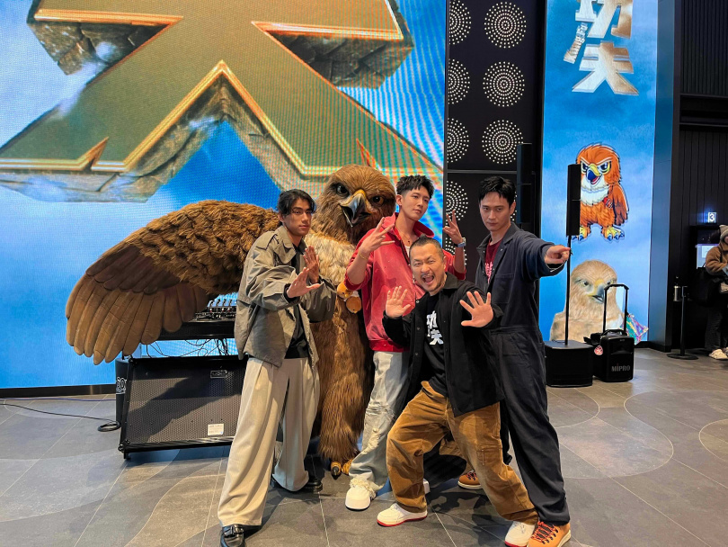 《功夫》舉辦鵰兄見面會，朱軒洋（左起）、雕兄、柯震東、導演九把刀、劉冠廷驚喜現身。（圖／麻吉砥加提供）