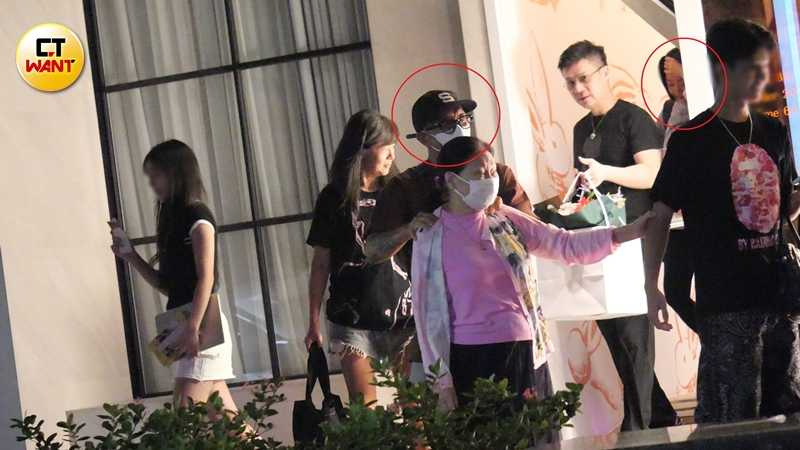 本刊在節目金鐘獎頒獎典禮隔天直擊S家聚餐，小S媽媽與大S老公具俊曄一同離開餐廳，看得出兩人關係極好。（圖／本刊攝影組）