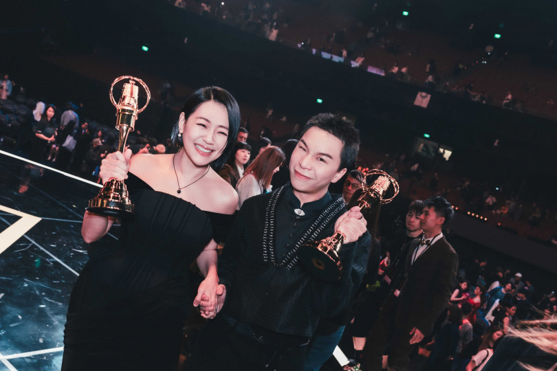 小S與派翠克以《小姐不熙娣》，拿下第60屆金鐘獎「綜藝節目主持人獎」。（圖／東森提供）