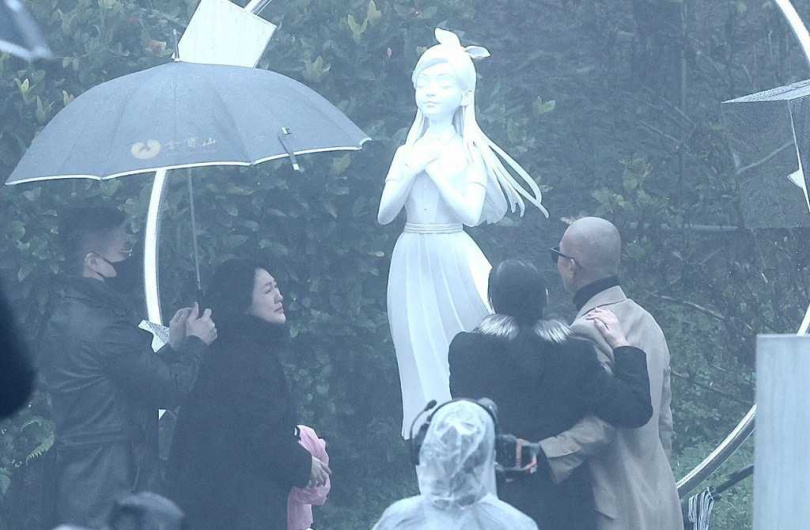 上月2日適逢大S逝世一周年，由具俊曄親自參與設計的大S紀念雕像正式揭幕，小S與家人與眾多好友都到場致意。（圖／報系資料照）