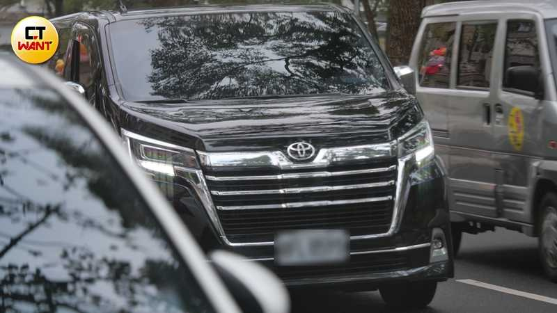 本刊經過多日守候，終於在3月5日上午直擊小S座車離開住處，同日也捕捉到她為《小姐不熙娣》開工的身影。（圖／本刊攝影組）