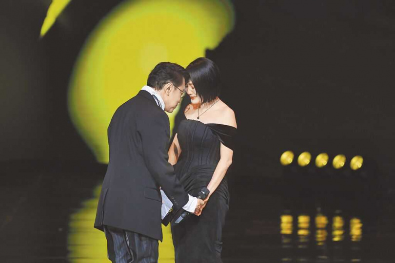 小S、蔡康永擔任金鐘頒獎嘉賓，在台上談到大S數度哽咽。（圖／三立提供）