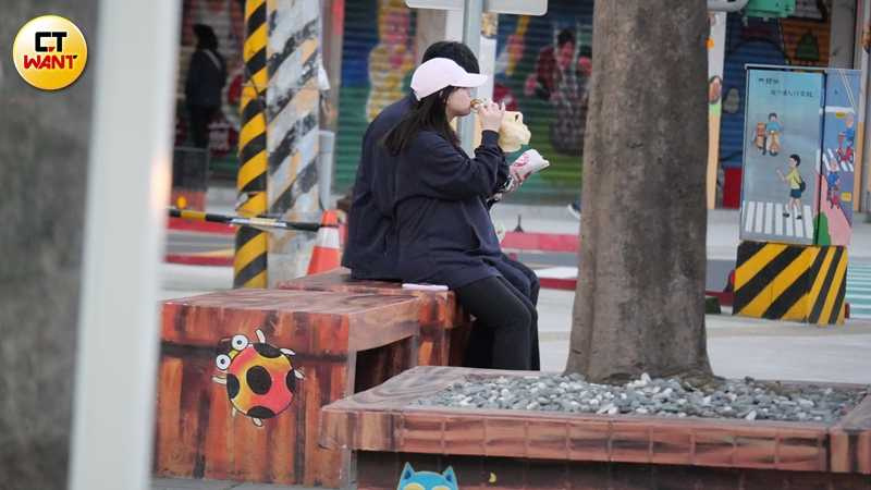 王齊麟與十元坐在路邊大啖美食，十元食慾看來極好。（圖／本刊攝影組）