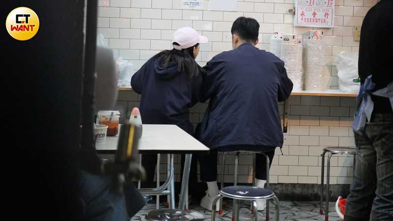 去完玩具店又再進夜市一路吃喝。（圖／本刊攝影組）