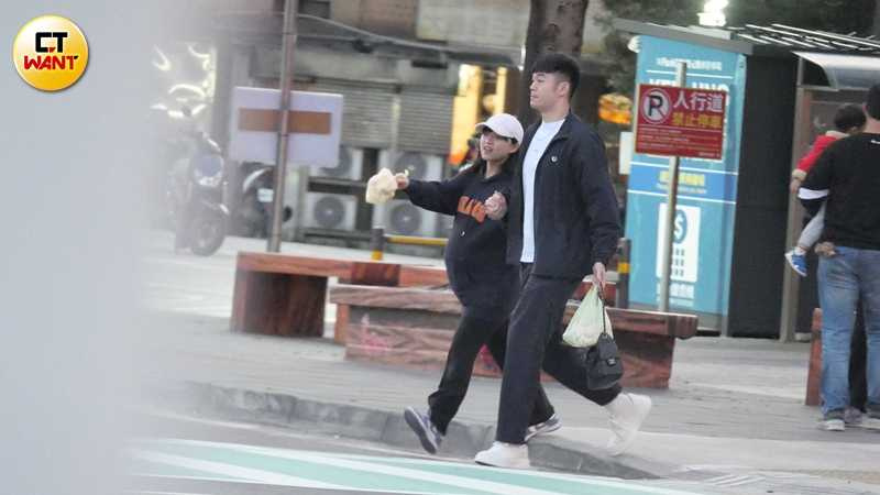 取車路上，王齊麟緊依著十元，看得出夫妻倆感情十分甜蜜。（圖／本刊攝影組）