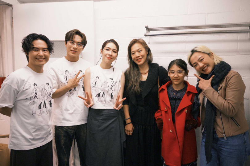 電影《左撇子女孩》導演鄒時擎(右3)與演員小8(右1),驚喜探班告五人紐約演唱會。(圖/相信音樂提供)