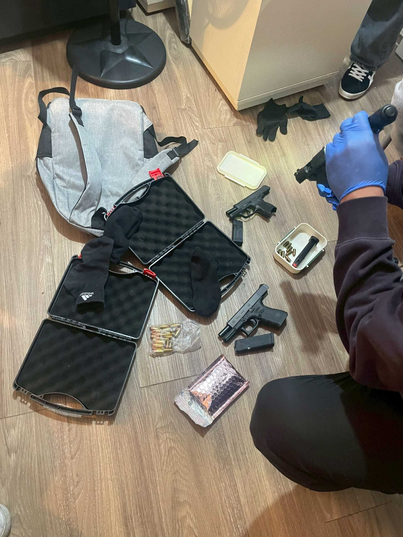 海巡署偵防分署日前破獲北投溫泉區暗藏毒品分裝場,再查扣3把罕見槍枝。(圖/翻攝畫面)