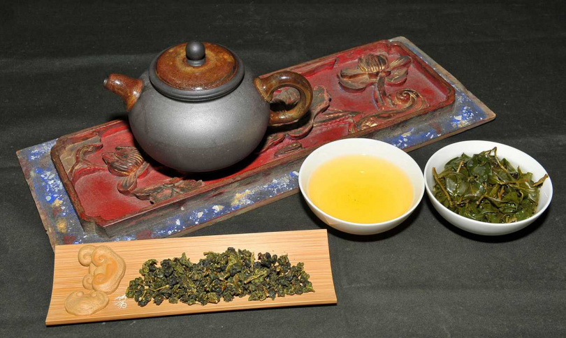 季野研發的紅水烏龍茶湯色澤金黃明亮，香氣介於花香與果香之間。（圖／吳德亮攝影）