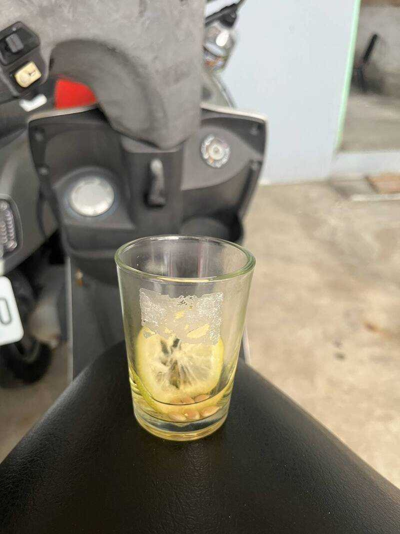 林婦酒後騎機車,車上還放著殘留酒液與檸檬的杯子。(圖/警方提供)