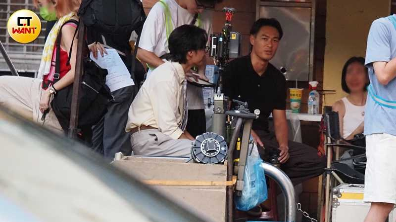 另一場沒有楊謹華的戲，楊祐寧在現場很優閒等待拍攝。（圖／本刊攝影組）