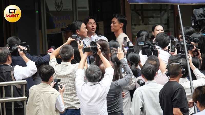 楊祐寧在地檢署外演出被媒體包圍訪問的情節。（圖／本刊攝影組）