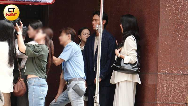 楊謹華推了推楊祐寧的手臂，要他上前去處理紛爭。（圖／本刊攝影組）