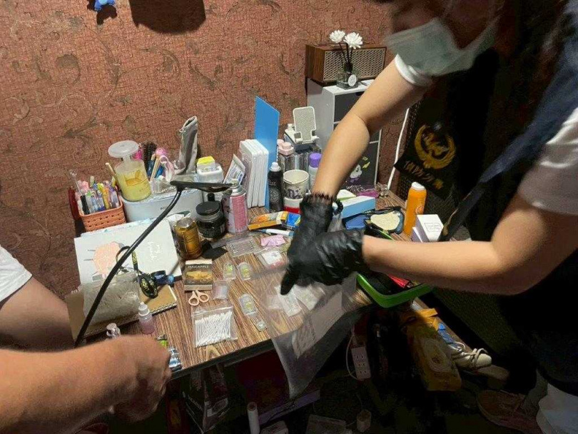 警方現場搜出安非他命、吸食器等贓證物。（圖／海巡署提供）