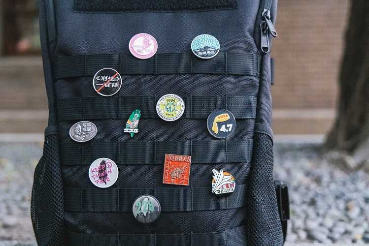 呼應國慶光雕主題,文化總會特別推出11款「民主台灣紀念徽章」,以不同民主運動為設計元素,記錄台灣民主發展歷程。(圖片提供/文化總會)