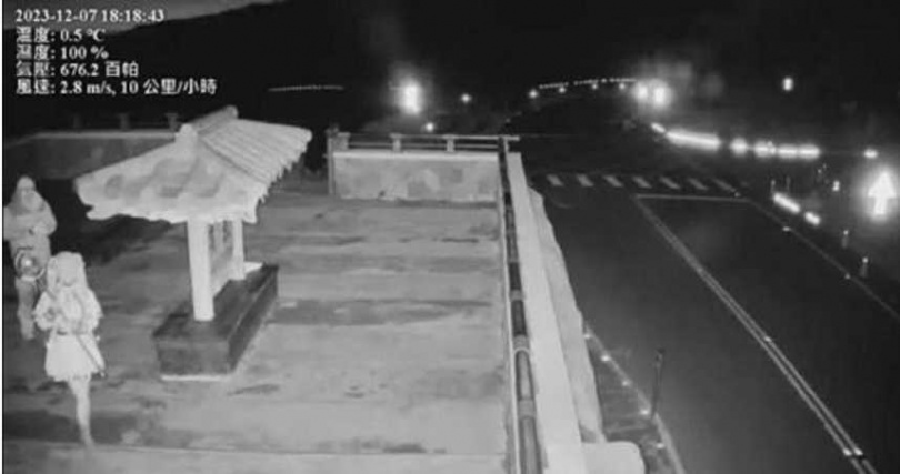 Coser為作品頂低溫在武嶺拍攝。（圖／翻攝合歡山武嶺亭即時影像）