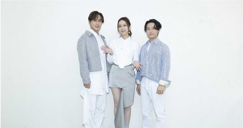 告五人吃完團圓飯就要搭機前去錄音。（圖／相信音樂提供）