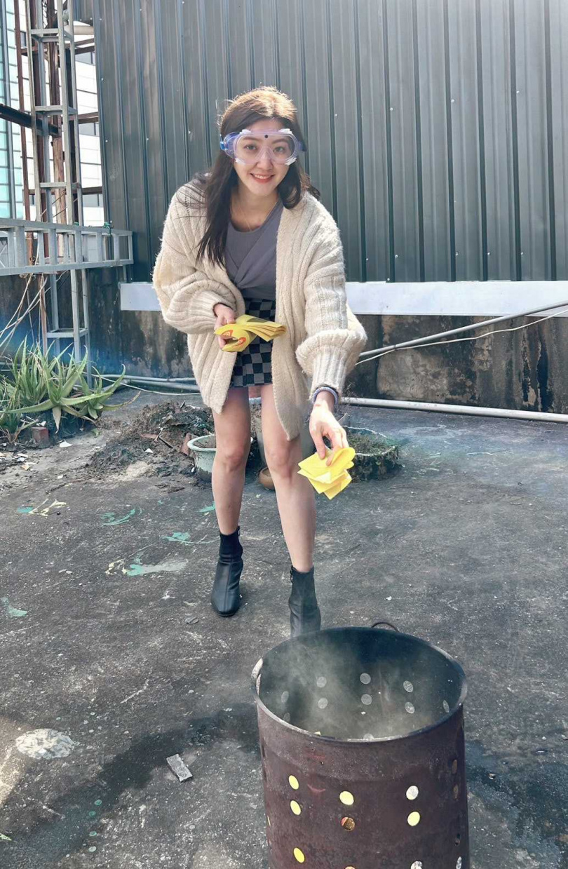 林逸欣過年回台南老家,為了避免燒金紙過敏,特地戴上護目鏡。(圖/鑫羽工作室提供)