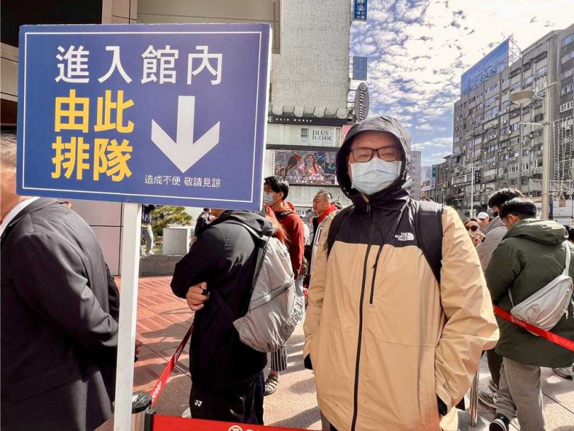 家住新店的鄧先生，今年首次奪得SOGO福袋頭香，不畏寒流排隊長達19小時。（圖／中國時報吳奕萱攝）