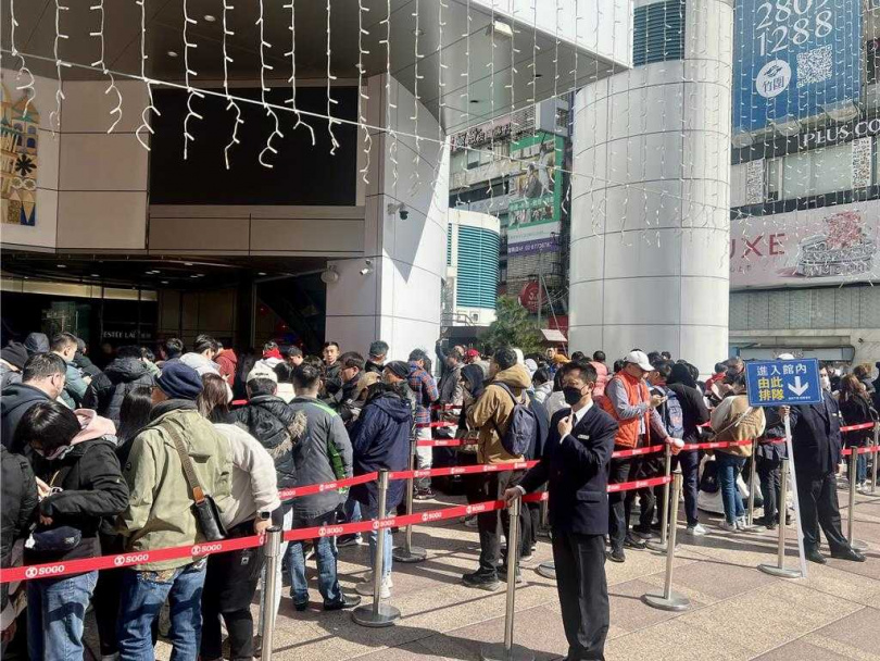 大年初一上午好天氣，民眾至SOGO忠孝館排福袋踴躍。（圖／中國時報吳奕萱攝）