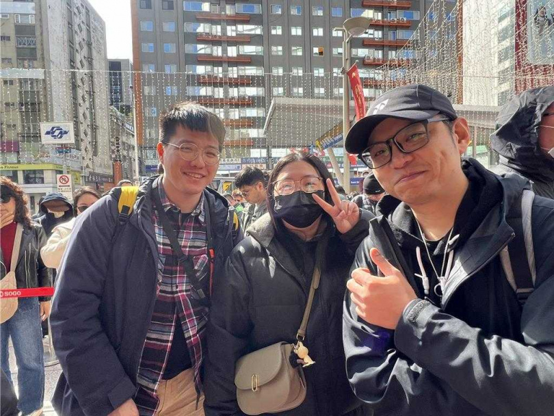 往年連續18年排到SOGO福袋頭香的葉先生（右）今年與同事前來。（圖／中國時報吳奕萱攝）