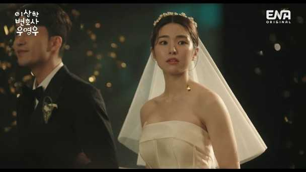 韓劇《非常律師禹英禑》中，夏英飾演婚禮上婚紗滑落的新娘金花英。（圖／翻攝自網路）