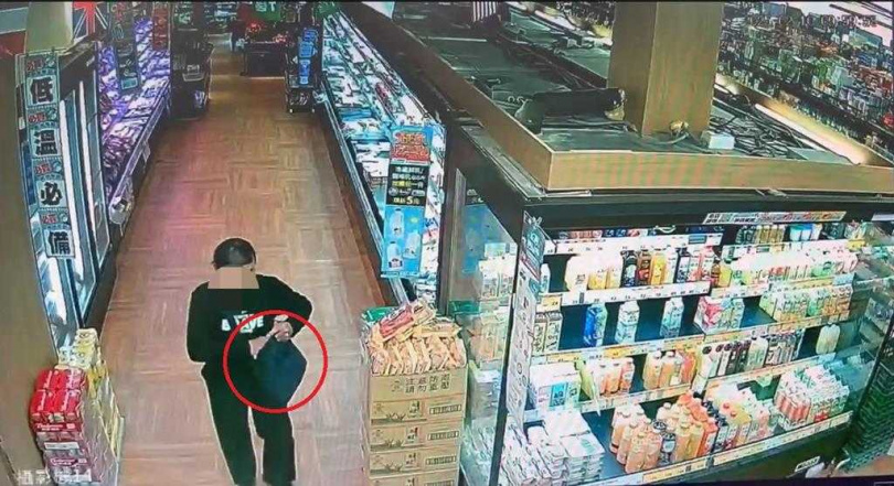 陳翁前額微禿，特徵明顯，企圖掩人耳目，竟用麥克筆塗黑前額，假貌成真髮，不過仍遭眼尖警員認出。（圖／永和警分局提供）