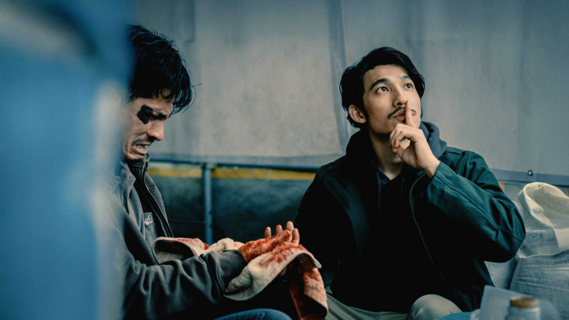 連炳發（右）劇中為籌措母親龐大的醫療費用，在非醫療場所進行醫療行為並收取費用。（圖／公視、中華電信、瀚草文創）