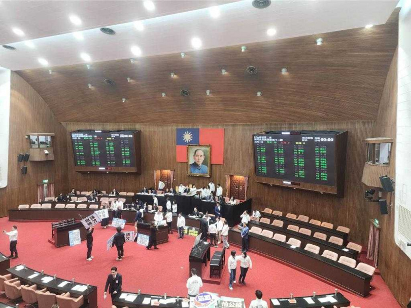 立法院晚間通過「反戒嚴」、「反廢死」2項公投案,皆逕付二讀。(圖/中國時報黃敬文攝)